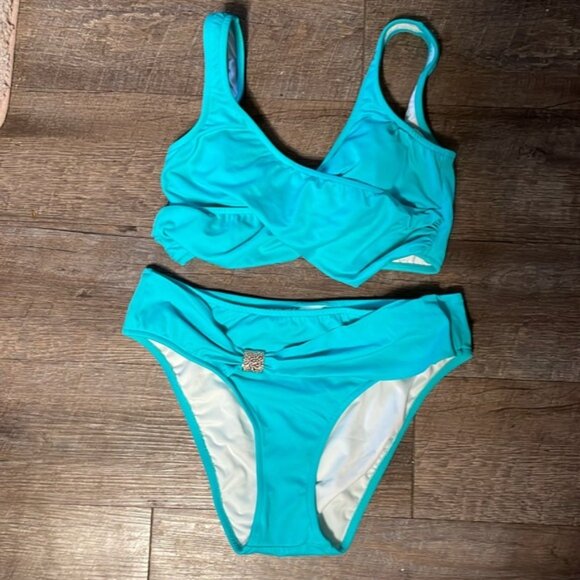 Venus two piece bikini top and bikini bottoms - Picture 1 of 3